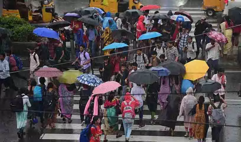 Hyderabad के पुराने शहर में लगातार बारिश से सामान्य जनजीवन अस्त-व्यस्त Hyderabad के पुराने शहर में लगातार बारिश से सामान्य जनजीवन अस्त-व्यस्त