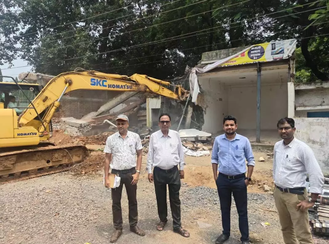 अवैध निर्माण पर प्रशासन की सख्ती, शासकीय वन भूमि से अतिक्रमण हटाया गया अवैध निर्माण पर प्रशासन की सख्ती, शासकीय वन भूमि से अतिक्रमण हटाया गया