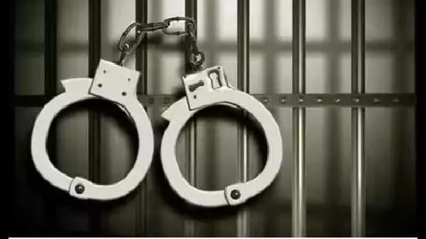Latehar: स्थाई वारंटी को पुलिस ने गिरफ्तार कर भेजा जेल Latehar: स्थाई वारंटी को पुलिस ने गिरफ्तार कर भेजा जेल