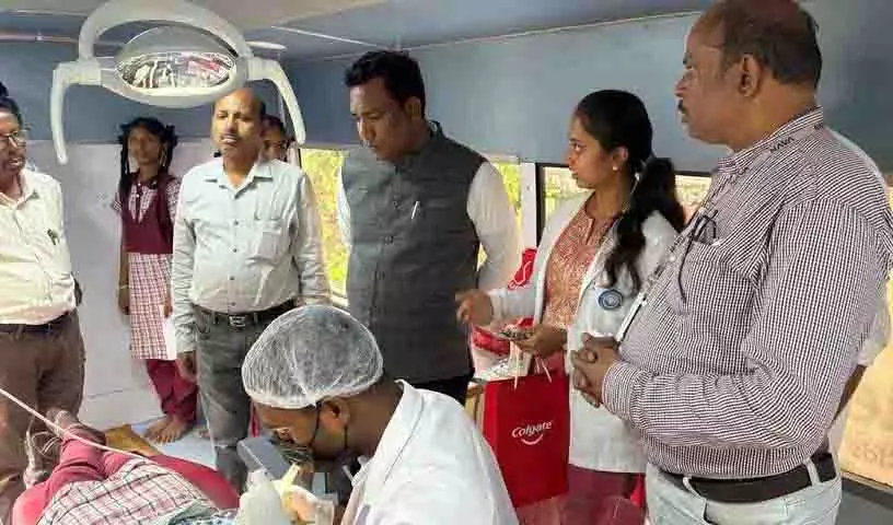 स्कूल शिक्षा निदेशक ने Nava Limited द्वारा आयोजित दंत चिकित्सा शिविर का दौरा किया स्कूल शिक्षा निदेशक ने Nava Limited द्वारा आयोजित दंत चिकित्सा शिविर का दौरा किया