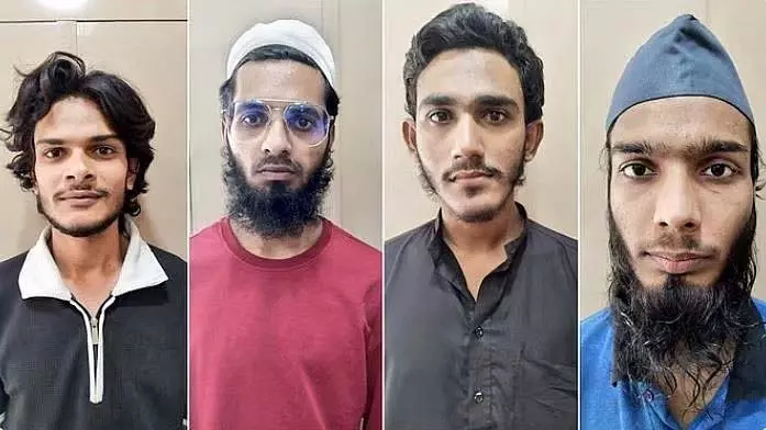 Gujarat : एटीएस ने अलकायदा से जुड़े चार आतंकियों को दबोचा, जांच जारी Gujarat : एटीएस ने अलकायदा से जुड़े चार आतंकियों को दबोचा, जांच जारी
