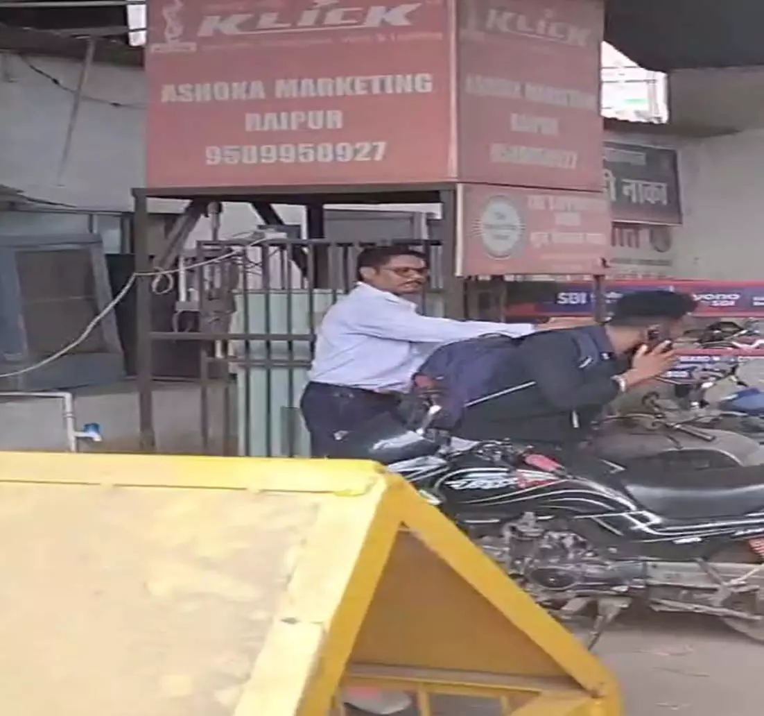 रायपुर में ट्रैफिक पुलिस की दबंगई! इमरजेंसी ड्यूटी जा रहे युवक से की धक्का-मुक्की रायपुर में ट्रैफिक पुलिस की दबंगई! इमरजेंसी ड्यूटी जा रहे युवक से की धक्का-मुक्की