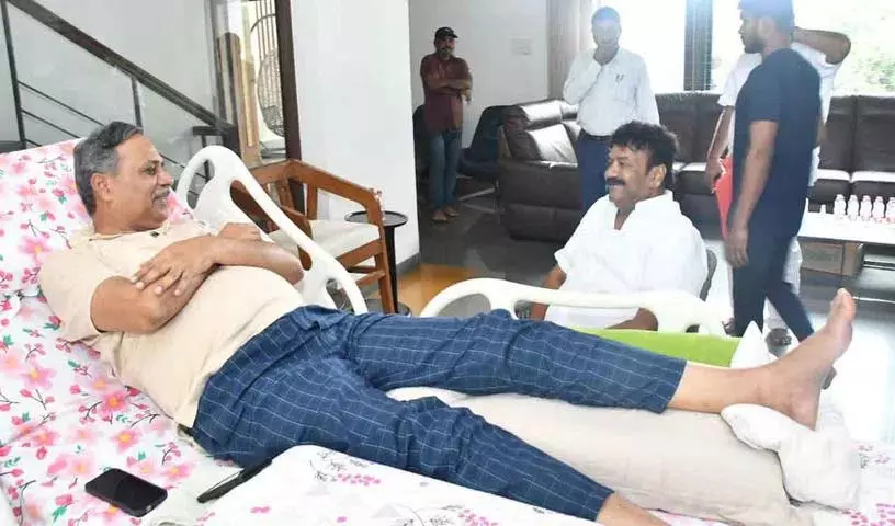 पूर्व मंत्री तलसानी ने विधायक पल्ला से मुलाकात की पूर्व मंत्री तलसानी ने विधायक पल्ला से मुलाकात की