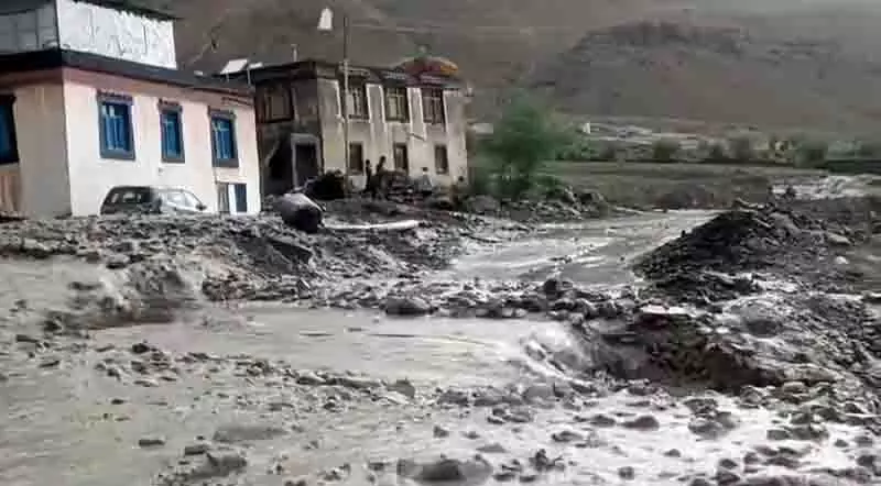 Spiti village में बादल फटने से चार घर मलबे और बाढ़ के पानी से भर गए Spiti village में बादल फटने से चार घर मलबे और बाढ़ के पानी से भर गए