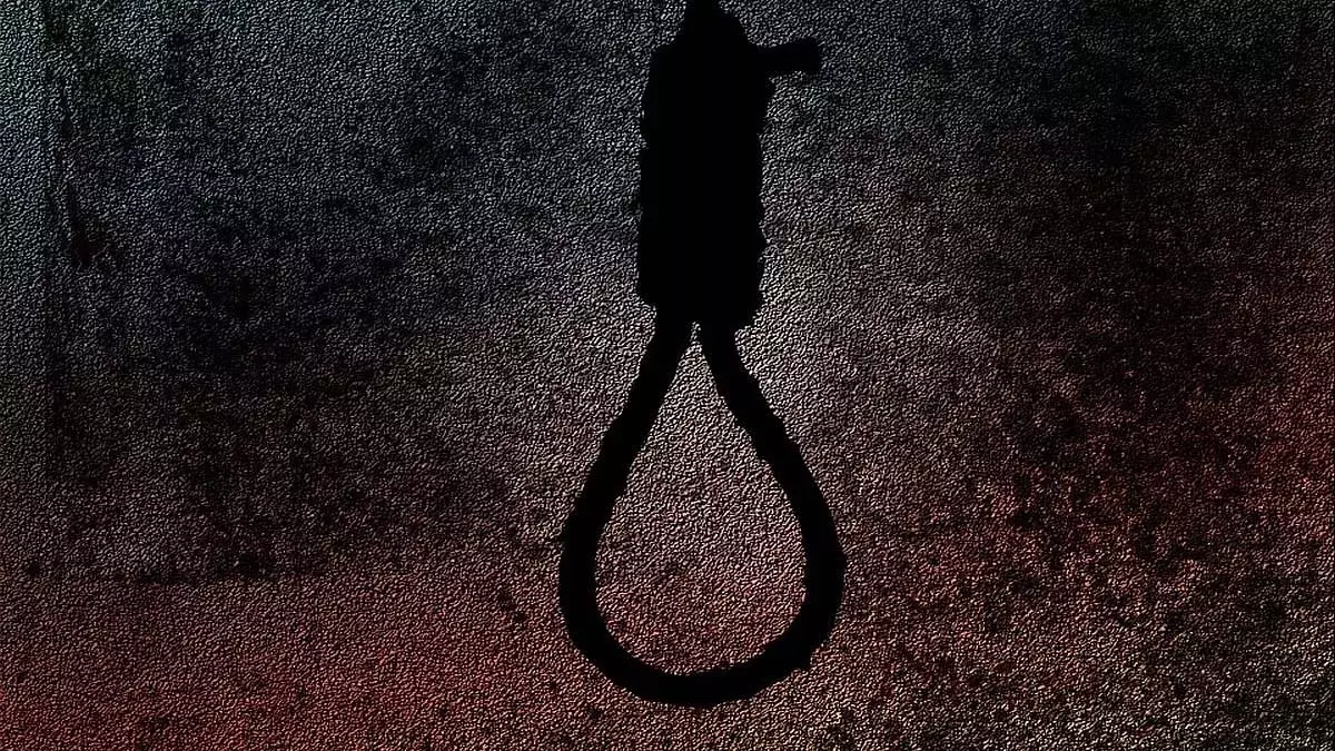 महिला डॉक्टर घर पर फंदे से लटकी मिली; मौत का कारण अभी अस्पष्ट महिला डॉक्टर घर पर फंदे से लटकी मिली; मौत का कारण अभी अस्पष्ट