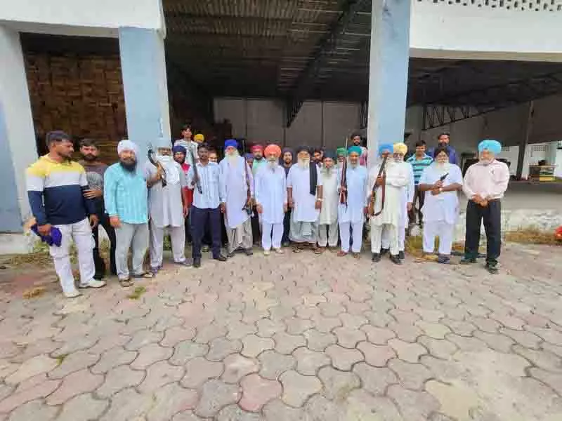 Amritsar: थारू में गैंगस्टर से व्यापारी की रक्षा के लिए आगे आए निवासी Amritsar: थारू में गैंगस्टर से व्यापारी की रक्षा के लिए आगे आए निवासी