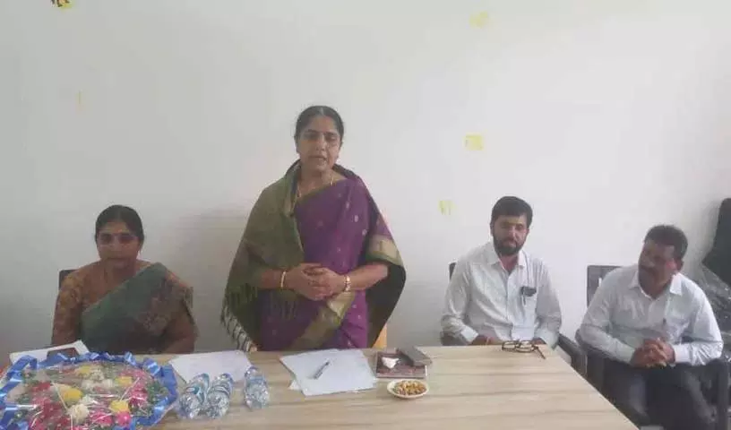 छात्रों को कॉस्मेटिक शुल्क का भुगतान करना चाहिए: विधायक सुनीता लक्ष्मा रेड्डी छात्रों को कॉस्मेटिक शुल्क का भुगतान करना चाहिए: विधायक सुनीता लक्ष्मा रेड्डी