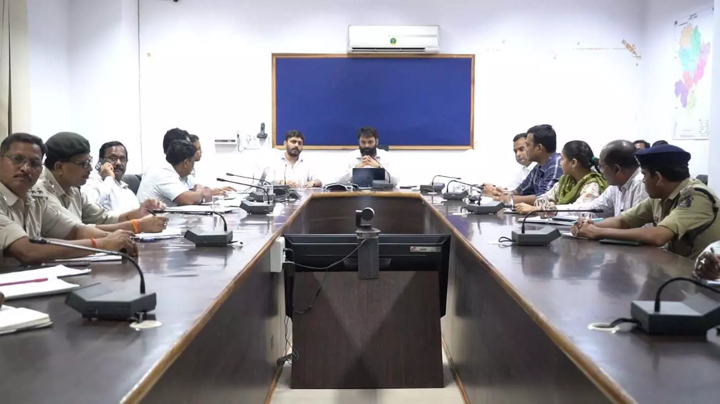 मानव-हाथी द्वंद रोकने के लिए की गई समीक्षा बैठक मानव-हाथी द्वंद रोकने के लिए की गई समीक्षा बैठक