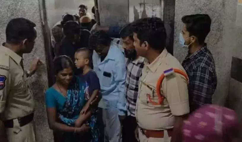 सरकारी अस्पताल में लिफ्ट खराब.. मरीज दहशत में सरकारी अस्पताल में लिफ्ट खराब.. मरीज दहशत में