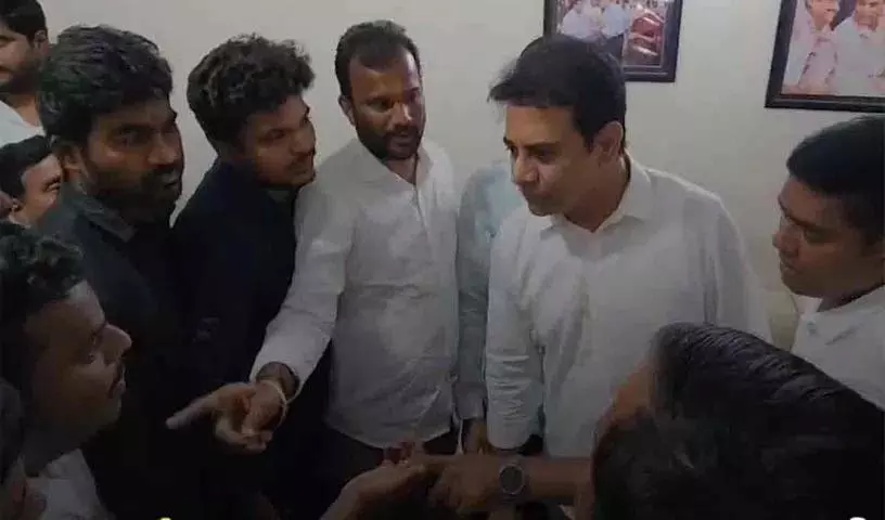 हम छात्रों के लिए लड़ने वाले हर बीआरएसवी कार्यकर्ता के साथ खड़े रहेंगे: KTR हम छात्रों के लिए लड़ने वाले हर बीआरएसवी कार्यकर्ता के साथ खड़े रहेंगे: KTR