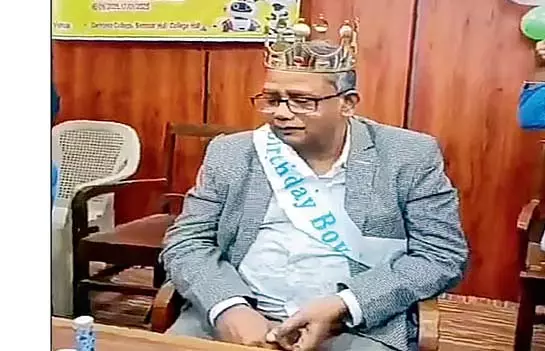 कॉलेज में प्रिंसिपल का जन्मदिन मनाने को लेकर विवाद कॉलेज में प्रिंसिपल का जन्मदिन मनाने को लेकर विवाद