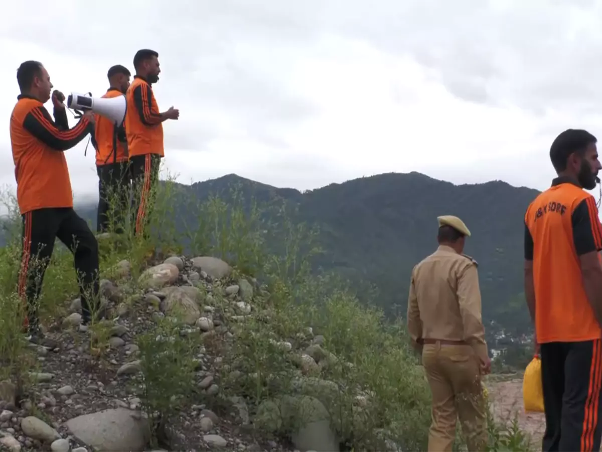 जम्मू-कश्मीर: पुंछ नदी का जलस्तर बढ़ने के बाद SDRF के जवान तैनात जम्मू-कश्मीर: पुंछ नदी का जलस्तर बढ़ने के बाद SDRF के जवान तैनात