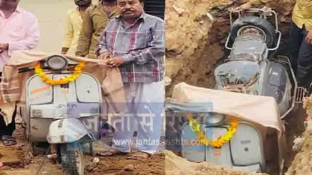 सवारी से सम्मान तक: Gujarati Singer ने पारिवारिक स्कूटर की याद में बनवाया स्मारक सवारी से सम्मान तक: Gujarati Singer ने पारिवारिक स्कूटर की याद में बनवाया स्मारक