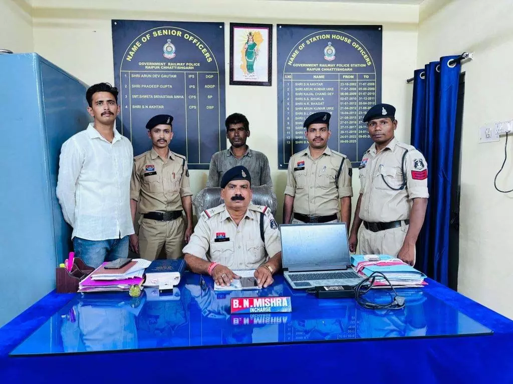 रायपुर रेलवे स्टेशन से लैपटॉप चोरी करने वाला आरोपी चंद घंटों में गिरफ्तार रायपुर रेलवे स्टेशन से लैपटॉप चोरी करने वाला आरोपी चंद घंटों में गिरफ्तार