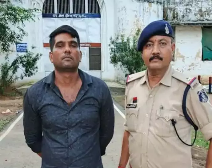 जेल के भीतर से 7.95 लाख की वसूली और जान से मारने की धमकी देने वाला मुख्य आरोपी रवि विठ्ठल गिरफ्तार जेल के भीतर से 7.95 लाख की वसूली और जान से मारने की धमकी देने वाला मुख्य आरोपी रवि विठ्ठल गिरफ्तार