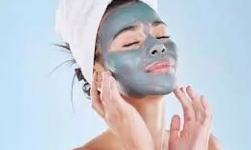 Skin Care: बारिश के मौसम में चाहिए ग्लोइंग स्किन, अपनाएं ब्लू ब्यूटी ट्रेंड
