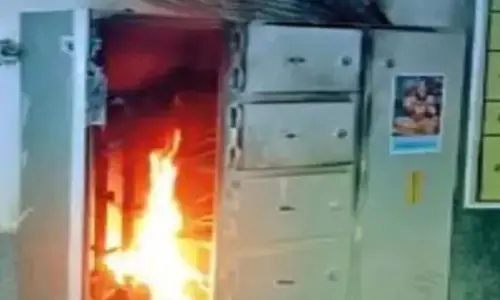 रायपुर कोर्ट के इलेक्ट्रिक बॉक्स में लगी आग को बुझाई गई रायपुर कोर्ट के इलेक्ट्रिक बॉक्स में लगी आग को बुझाई गई