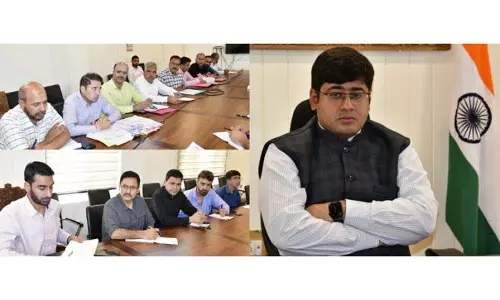 DC गांदरबल ने पीएम-सूर्य घर मुफ्त बिजली योजना की प्रगति की समीक्षा की