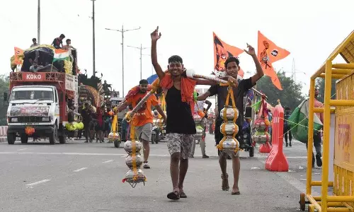 कांवड़ यात्रा के कारण प्रमुख सड़कें बंद, राजधानी में यातायात जाम कांवड़ यात्रा के कारण प्रमुख सड़कें बंद, राजधानी में यातायात जाम