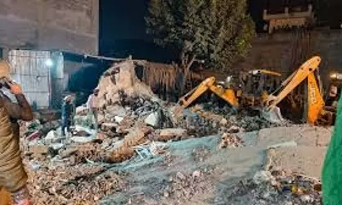 Punjab: सब्जी मंडी इलाके में पुरानी इमारत ढही, बिजली के खंभे टूटे Punjab: सब्जी मंडी इलाके में पुरानी इमारत ढही, बिजली के खंभे टूटे