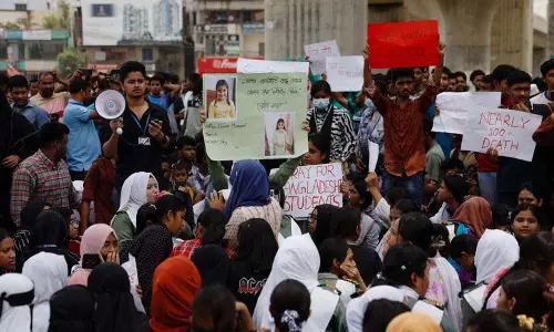 ढाका हादसे में मृतकों की संख्या बढ़ी, छात्रों का विरोध जारी