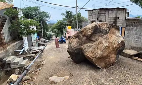 Vaniyambadi : पहाड़ी से सड़क पर विशाल चट्टान गिरने से अफरा-तफरी मच गई