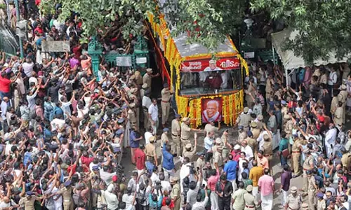 हजारों लोगों ने अच्युतानंदन को अश्रुपूर्ण श्रद्धांजलि दी: उनके गृहनगर में अंतिम संस्कार