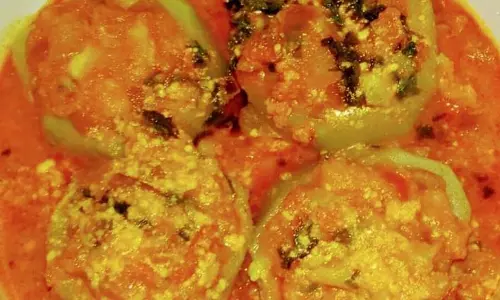 Stuffed Bottle Gourd: एक जैसी सब्जियां खाकर बोर हो गए हैं तो इस बार ट्राई करें ये टेस्टी डिश