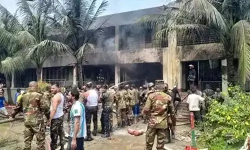 ढाका विमान हादसा: बांग्लादेश सरकार ने सड़कों पर उतरे प्रदर्शनकारियों पर की कार्रवाई, भड़की अवामी लीग ढाका विमान हादसा: बांग्लादेश सरकार ने सड़कों पर उतरे प्रदर्शनकारियों पर की कार्रवाई, भड़की अवामी लीग