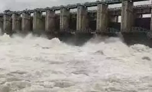 Andhra: कृष्णा नदी से समुद्र में 10,875 क्यूसेक पानी छोड़ा जा रहा Andhra: कृष्णा नदी से समुद्र में 10,875 क्यूसेक पानी छोड़ा जा रहा