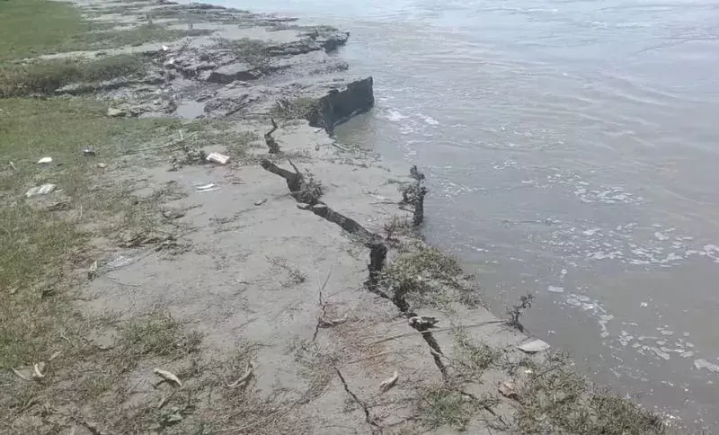 Assam: डिब्रूगढ़ में सीएम सचिवालय के पास कटाव से स्थानीय लोगों में चिंता Assam: डिब्रूगढ़ में सीएम सचिवालय के पास कटाव से स्थानीय लोगों में चिंता