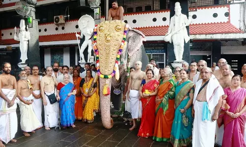 Mumbai ट्रस्ट ने कांची संत की स्मृति में गुरुवयूर मंदिर को हाथी समर्पित किया Mumbai ट्रस्ट ने कांची संत की स्मृति में गुरुवयूर मंदिर को हाथी समर्पित किया