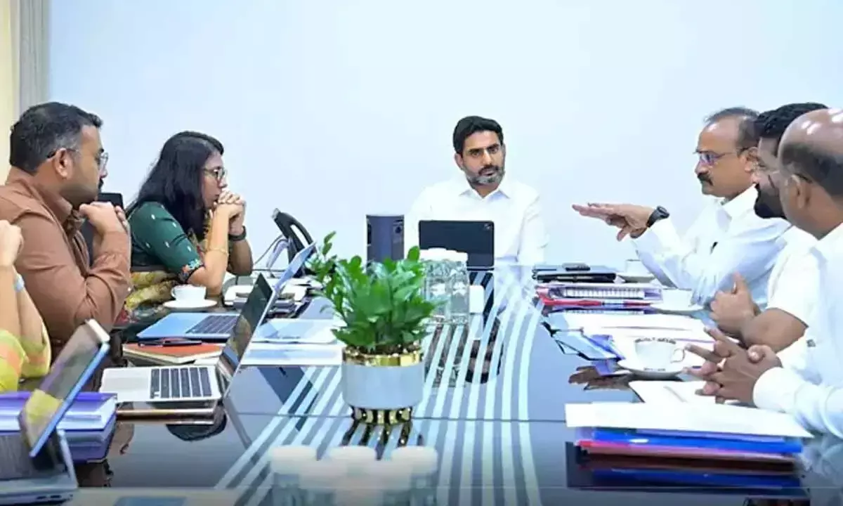Andhra: नारा लोकेश ने मंगलगिरि में विकास कार्यों की समीक्षा की Andhra: नारा लोकेश ने मंगलगिरि में विकास कार्यों की समीक्षा की