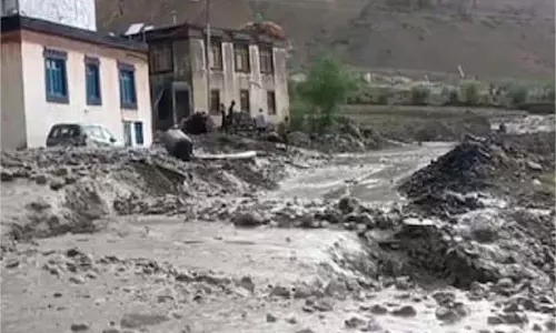 Himachal: बाढ़ ने मचाई तबाही, घरों में घुसा पानी और मलबा