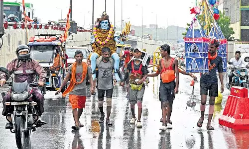 कांवड़ यात्रा की भीड़ से राजधानी की रफ्तार धीमी कांवड़ यात्रा की भीड़ से राजधानी की रफ्तार धीमी