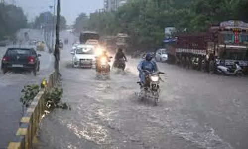 Karimnagar में भारी बारिश, मनैर नदी में अस्थायी सड़क बह गई