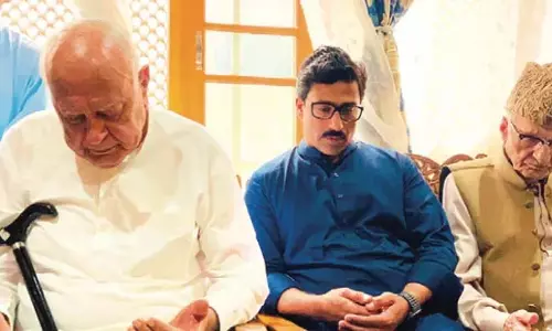 डॉ. फारूक अब्दुल्ला ने शोक संतप्त परिवारों से मुलाकात की डॉ. फारूक अब्दुल्ला ने शोक संतप्त परिवारों से मुलाकात की