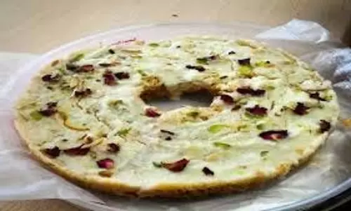 How To Make Ghewar: इस आसान विधि को अपनाएं और घर पर ही बनाएं बाजार जैसा कुरकुरा घेवर How To Make Ghewar: इस आसान विधि को अपनाएं और घर पर ही बनाएं बाजार जैसा कुरकुरा घेवर