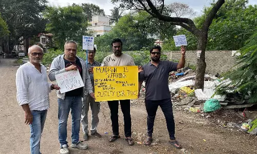 मुंधवा निवासियों ने टूटी सड़कों और खराब सुविधाओं के खिलाफ प्रदर्शन किया; PMC से कार्रवाई की मांग मुंधवा निवासियों ने टूटी सड़कों और खराब सुविधाओं के खिलाफ प्रदर्शन किया; PMC से कार्रवाई की मांग