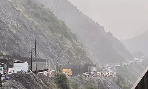 बारिश के बावजूद जम्मू-श्रीनगर राजमार्ग यातायात के लिए खुला बारिश के बावजूद जम्मू-श्रीनगर राजमार्ग यातायात के लिए खुला