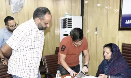 सकीना इटू ने कुलगाम में ब्राज़लू पुल के निर्माण कार्य की प्रगति की समीक्षा की सकीना इटू ने कुलगाम में ब्राज़लू पुल के निर्माण कार्य की प्रगति की समीक्षा की