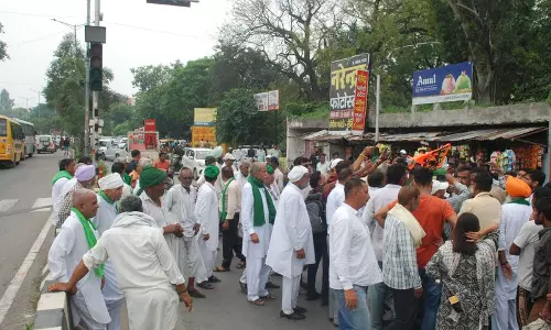 Haryana : यूरिया की कमी को लेकर करनाल में कृषि विभाग कार्यालय के बाहर किसानों का प्रदर्शन Haryana : यूरिया की कमी को लेकर करनाल में कृषि विभाग कार्यालय के बाहर किसानों का प्रदर्शन