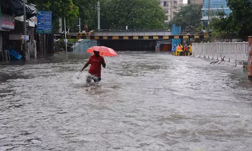 Mumbai : जलभराव के कारण ट्रेनें लेट, अंधेरी सबवे बंद; ऑरेंज अलर्ट जारी