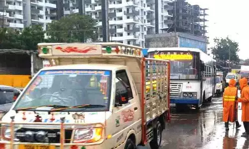 Hyderabad में बारिश से सामान्य जनजीवन अस्त-व्यस्त, यातायात बाधित होने से जाम