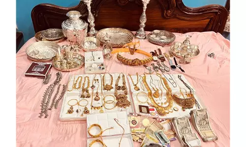 कर्नाटक: लोकायुक्त ने आय से अधिक संपत्ति मामले में सरकारी अधिकारियों के आवासों और कार्यालयों पर छापे मारे कर्नाटक: लोकायुक्त ने आय से अधिक संपत्ति मामले में सरकारी अधिकारियों के आवासों और कार्यालयों पर छापे मारे