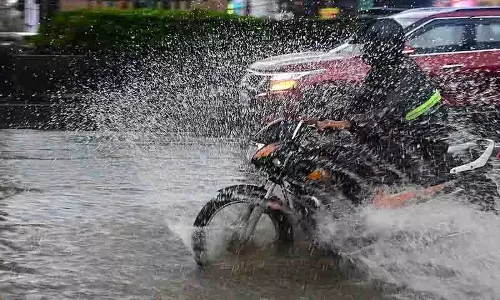 Hyderabad में हल्की से मध्यम बारिश, कई जिलों में भारी बारिश दर्ज