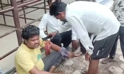 सांप के काटने के बाद इमरजेंसी वार्ड के बाहर परिवार द्वारा तांत्रिक अनुष्ठान करने पर व्यक्ति बाल-बाल बचा