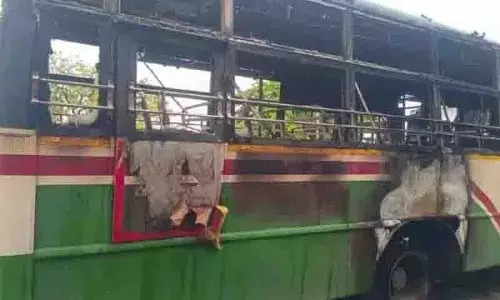 ताड़कमल्ला में TGRTC बस में आग लगाई गई, गड़बड़ी का संदेह ताड़कमल्ला में TGRTC बस में आग लगाई गई, गड़बड़ी का संदेह