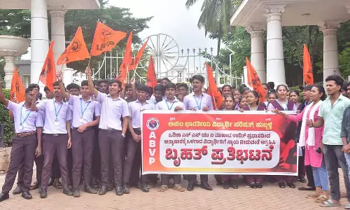 छात्रा से बलात्कार; ABVP का विरोध प्रदर्शन