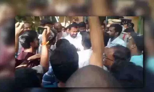 बेरोजगार युवाओं ने जॉब कैलेंडर में देरी को लेकर कांग्रेस MLC अद्दांकी दयाकर से बात की बेरोजगार युवाओं ने जॉब कैलेंडर में देरी को लेकर कांग्रेस MLC अद्दांकी दयाकर से बात की